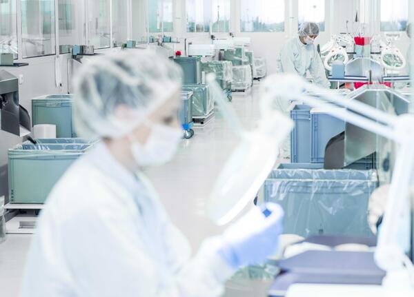 Ein Blick in die Reinraumproduktion der Wirthwein Medical GmbH & Co. KG