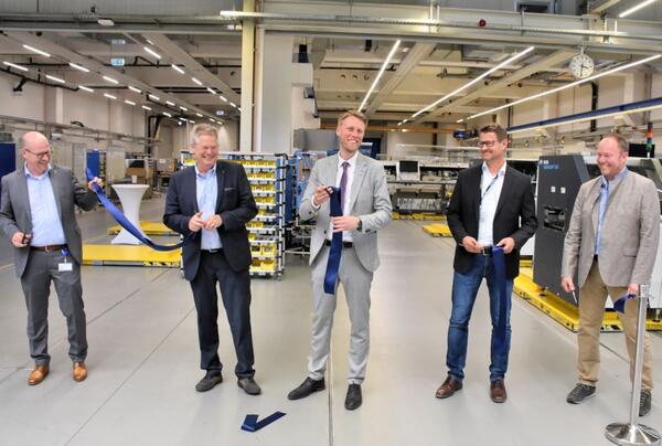 Mit dem symbolischen Durchschneiden des Bandes wurde die neue Montagehalle der Firma Ersa feierlich in Betrieb genommen. 