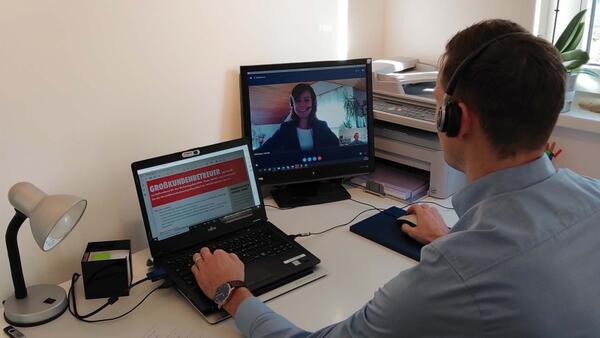 W�rth Industrie Service f�hrt virtuelle Bewerbungsgespr�che (Bei den abgebildeten Personen handelt es sich um Kolleginnen und Kollegen der W�rth Industrie Service