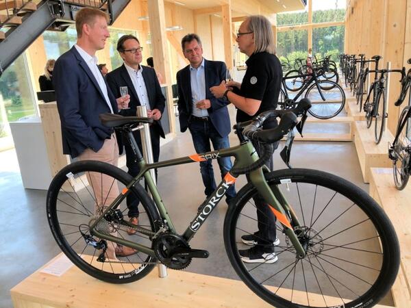 Gesch�ftsf�hrer Markus Storck (rechts) mit G�sten am Er�ffnungstag des Storck-Stores am Almosenberg.