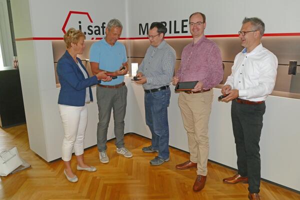 Brgermeister Dr. Lukas Braun zu Besuch bei der Firma i.safe Mobile am i_Park Tauberfranken