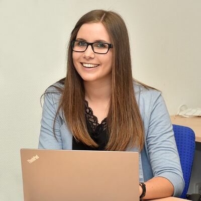 Bild vergr&ouml;&szlig;ern: Studentin im Studiengang Bachelor of Arts Digitales Verwaltungsmanagement