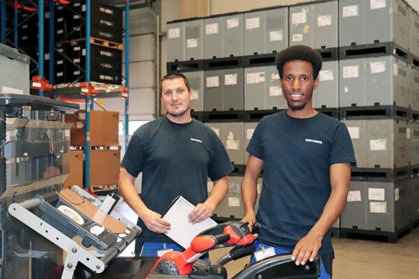 Abdi (rechts) liebt seine Arbeit und dankt seinen Kollegen fr die Untersttzung und Geduld. Von links: Alexander Hauser und Abdirahman Abdalle-Muse 