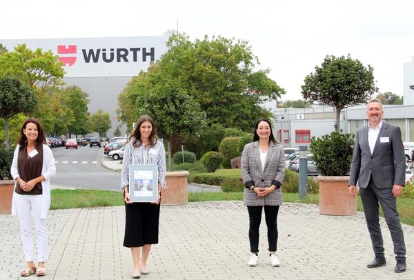 Offizielle �bergabe der Urkunde an die Gewinnerin Jasmin Kuhn