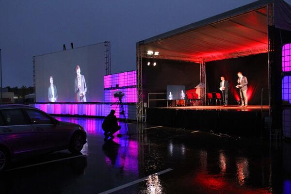 Gro�es Kino bei W�rth Industrie Service