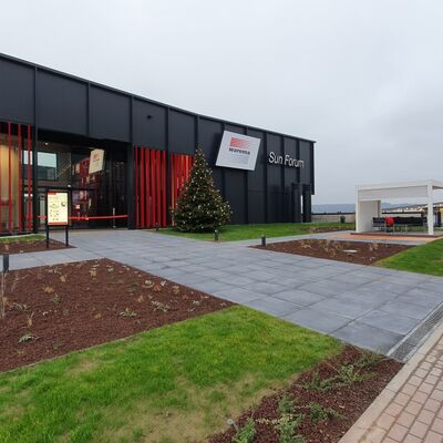 Das architektonisch anspruchsvolle "Warema Sun Forum" liegt an der Zufahrt zum Wertheim Village.