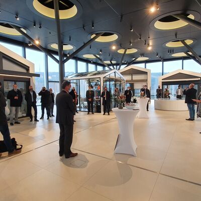 Warema-Vorstandsvorsitzende Angelique Renkhoff-M�cke (rechts) hat den neuen Showroom mit einem "Soft Opening" er�ffnet.