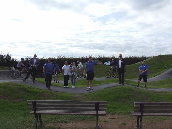 Der 1. Vorsitzende Beetz sowie der K�lsheimer B�rgermeister Schreglmann freuen sich mit dem Projekttr�ger �ber den attraktiven Bikepark.