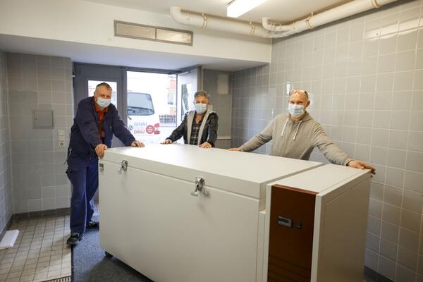 Die Techniker des Caritas-Krankenhauses transportieren das Ultra-Khlgert der Firma LAUDA in den Apothekenbereich im Untergeschoss. 