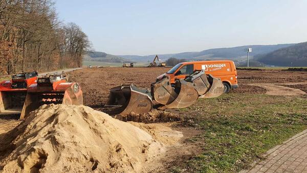 Am Almosenberg in Bettingen haben die Bauarbeiten für ein Reisemobil- und Wohnwagencenter begonnen.