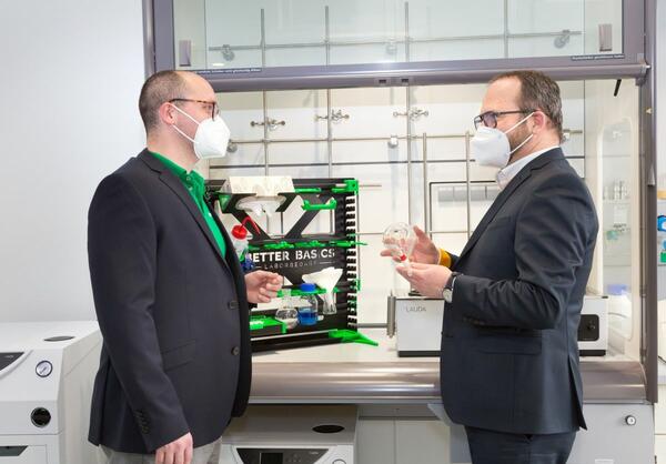 Dr. Gunther Wobser (r.) testet gemeinsam mit Mario Schneider das SmartRack unter Laborbedingungen.