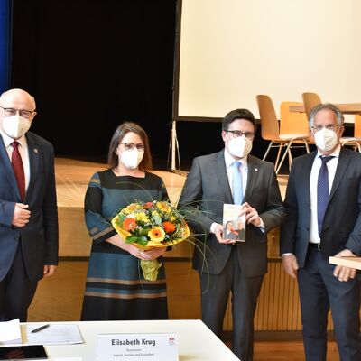 Bild vergr&ouml;&szlig;ern: Amtsinhaber Reinhard Frank gratulierte seinem gewählten Nachfolger als Landrat, Christoph Schauder, und dessen Ehefrau Kathrin Die Glückwünsche des Kreistags sprach Oberbürgermeister Udo Glatthaar