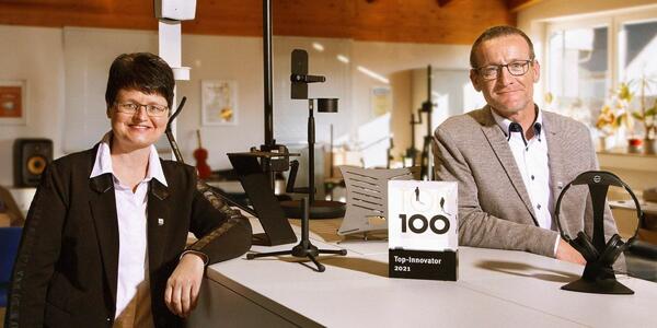 Gabriele K�nig und Heiko Wolz freuen sich �ber das Top 100-Siegel 2021