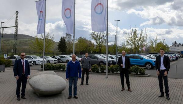 Jubilar mit Gesch�ftsf�hrung: Der Gesch�ftsf�hrende Gesellschafter von LAUDA, Dr. Gunther Wobser mit J�rgen Walz, dem Betriebsratsvorsitzenden Elmar Mohr und den Gesch�ftsf�hrern Dr. Marc Stricker und Dr. Mario Englert (v. l. n. r.)