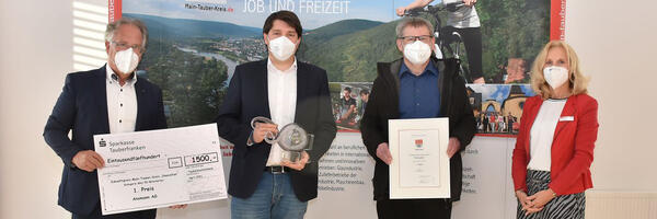 Bild vergr&ouml;&szlig;ern: Vertreter der Ansmann AG nahmen den 1. Preis in der Kategorie über 50 Mitarbeiter von Landrat Reinhard Frank und Dezernentin Ursula Mühleck entgegen.