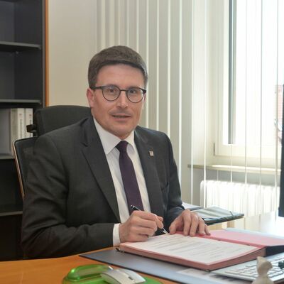 P�nktlich am 1. Juni nahm Landrat Christoph Schauder erstmals am Schreibtisch in seinem neuen B�ro Platz. Bisher arbeitete er zwei Zimmer weiter als Erster Landesbeamter und stellvertretender Landrat.