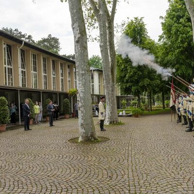 Salutschsse der Historischen Deutschorden-Compagnie Bad Mergentheim im Kurpark bildeten den Auftakt zur 70-Jahr-Feier des Tourismusverbands "Liebliches Taubertal".