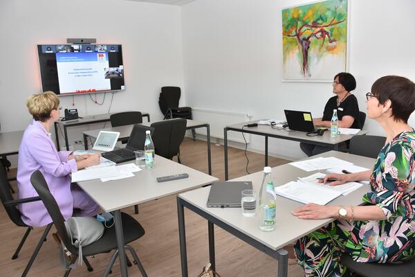 Bei der Auftaktveranstaltung zum Kommunalen Pflegekonferenz: Sozialdezernentin Elisabeth Krug (rechts), Nicole Schwarz, Leiterin Amt f�r Pflege und Versorgung (links) sowie Mitarbeiterin Isabell Hellinger.