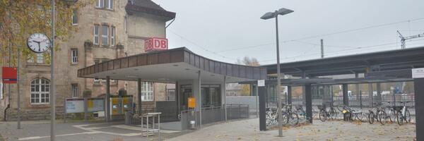 Bahnhof Lauda: Die Halte der Frankenbahn zwischen Osterburken und Lauda waren Thema einer virtuellen Besprechung zwischen dem Amtschef des Verkehrsministeriums sowie den Landrten Dr. Brtel und Schauder.