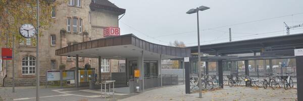 Bahnhof Lauda: Die Halte der Frankenbahn zwischen Osterburken und Lauda waren Thema einer virtuellen Besprechung zwischen dem Amtschef des Verkehrsministeriums sowie den Landr�ten Dr. Br�tel und Schauder.