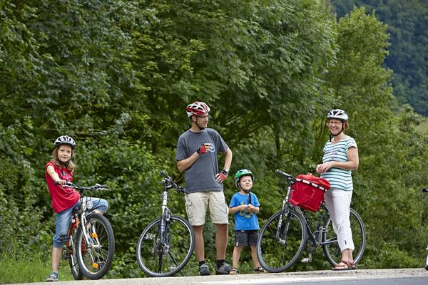 Familie bei einer Rast auf ihrer Radtour: Die F�nf-Sterne-Wertung f�r den Radweg-Klassiker soll verteidigt werden.