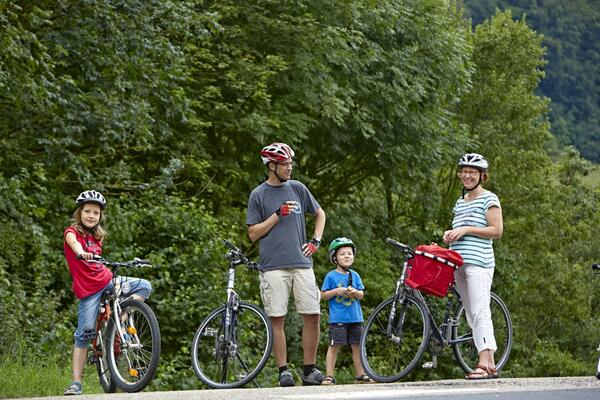 Familie bei einer Rast auf ihrer Radtour: Die Fünf-Sterne-Wertung für den Radweg-Klassiker soll verteidigt werden.