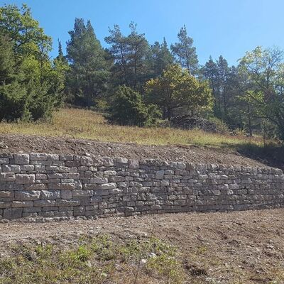 Eine sanierte Trockenmauer in Deubach: Trockenmauern sind sowohl in der Kulturlandschaft als auch im Garten �sthetisch kunstvolle Gestaltungselemente, Bauwerke und Lebensr�ume f�r Jahrhunderte.