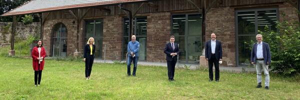 Im Gespräch über die Arbeit des Fraunhofer Instituts im Kloster Bronnbach (von links): IZKK-Leiterin Sabrina Rota, Dezernentin Ursula Mühleck, ISC-Marketing- und Vertriebsleiter Dr. Victor Trapp, Landrat Christoph Schauder, Institutsleiter Prof. Dr. Gerha