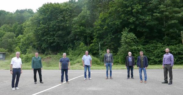 Werner R�ger verpflichtet im Rahmen der Wahl des Vorstandes der Teilnehmergemeinschaft K�nigheim-Weikerstetten (Wald) die frisch gew�hlten Vorstandsmitglieder und Stellvertreter (von links): Werner R�ger, die Vorstandsmitglieder und Stellvertreter Frank L�ffler, Roland Martin, Volker G�tzinger, Harald Fiederlein, Bernhard Ballweg sowie Ausf�hrender Ingenieur Simon Hener und Leitender Ingenieur J�rg Hammerl.