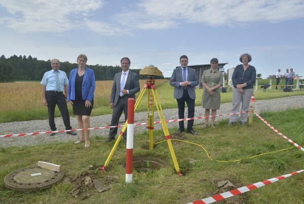 Vertreter von Politik und Beh�rden am Messungspunkt auf freiem Feld zwischen Assamstadt und Bobstadt (von links): Pr�sident Robert Jakob, Staatssekret�rin Andrea Lindlohr, B�rgermeister Joachim D�ffinger, Landrat Christoph Schauder, Referatsleiterin Jenny Uskow und Landesbeauftragte Angela Uhl.