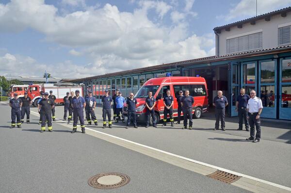 Kreisbrandmeister Andreas Geyer (rechts) verabschiedete die 19 Einsatzkr�fte der Freiwilligen Feuerwehren Lauda-K�nigshofen, Tauberbischofsheim und Wertheim sowie seinen Stellvertreter J�rgen Segeritz (Zweiter von rechts) vor dem Einsatz im Katastrophengebiet in Rheinland-Pfalz.