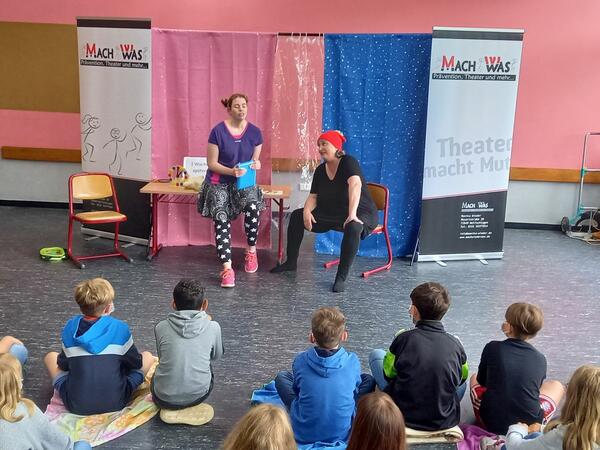 Gespannt verfolgen die Kinder die Auff�hrung "@ Ed und ich" des Pr�ventionstheaters "Mach Was" in der Grundschule des Bildungszentrums Niederstetten.