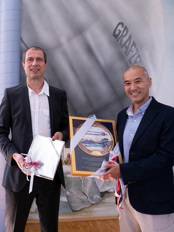 Bobby Osawa gemeinsam mit dem stellv. B�rgermeister Harald Dietz