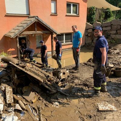 In der Ortschaft Altenburg im Landkreis Ahrweiler wurden zahlreiche H�user von eingedrungenem Schlamm und Wasser befreit.