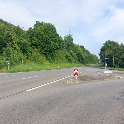 Abzweigung von der "Kasernenstra�e" zum Gewerbegebiet "Becksteiner Weg": W�hrend des ersten Bauabschnitts der Deckensanierung ist die Zufahrt ins Gewerbegebiet nur aus Richtung Lauda m�glich.