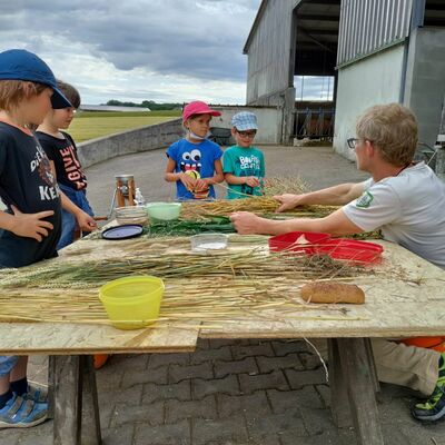 J&ouml;rg Schreck zeigte den Kindern, welches Getreide in der Region angebaut wird und was man damit produziert.