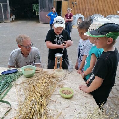 Selbst hergestellte Haferflocken schmeckten den Kindern besonders gut.