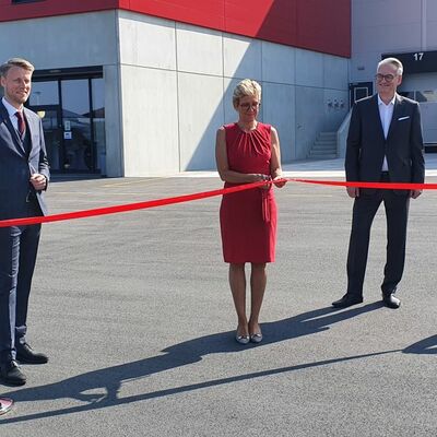 Die Vorstandsvorsitzende von Warema, Angelique Renkhoff-M�cke, beim Durchschneiden des Bandes, flankiert von OB Herrera Torrez (links) und Architekt Gei�end�rfer.