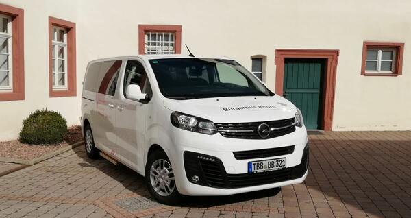 Der von Ehrenamtlichen gefahrene B�rgerbus bringt Mobilit�t in die Ahorner Ortsteile.