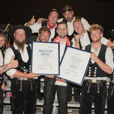 Zimmerermeister Leon Blum�r (Mitte) aus Gro�krotzenburg erhielt den Meisterpreis 2021 f�r das beste Pr�fungsergebnis seines Jahrgangs und wurde von seinen Meisterkollegen entsprechend gefeiert.