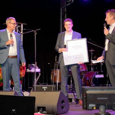 Feinwerkmechanikermeister Niko Streicher (Mitte) erhielt den Meisterpreis f�r das beste Pr�fungsergebnis 2020 von Thomas Faust (l.), Gesch�ftsstellenleiter der Signal Iduna-Gruppe in Heilbronn und Ralf Schn�rr, Hauptgesch�ftsf�hrer der Handwerkskammer.