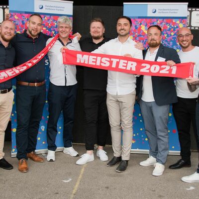 Der Fotopoint auf der Meisterfeier kam bei den Besuchern gut an. Auch Christian Kellner (3.v.r.), der beste Karosserie- und Fahrzeugbauermeister 2021, nutzte die Gelegenheit f�r ein gemeinsames Foto mit Freunden und Kollegen.