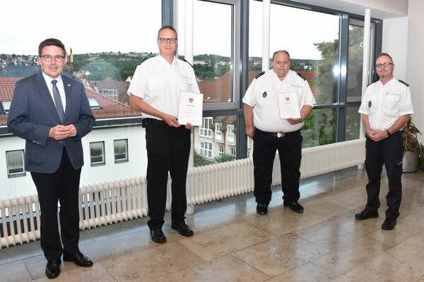 Landrat Christoph Schauder ernannte J�rgen Friedel aus Weikersheim und Thorsten Schmidt aus Wertheim zu stellvertretenden Kreisbrandmeistern. Seinen Gl�ckw�nschen schloss sich Kreisbrandmeister Andreas Geyer an (von links).