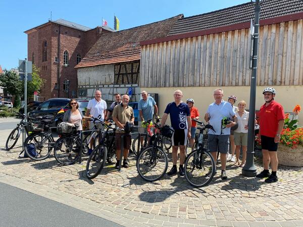 Im "Lieblichen Taubertal" stehen ab sofort durch den ADFC ausgebildete Radguides zur Begleitung von Radtouren zur Verf�gung. Sie unternahmen im Rahmen eines zweit�gigen Seminars auch eine Praxisradtour: Gesch�ftsf�hrer Jochen M�ssig ("Liebliches Taubertal", 4. von rechts) und Seminarleiter Christian von Steden (6. von links) mit den Teilnehmenden.