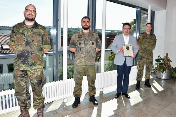 Abschied nach neun Monaten Bundeswehr-Einsatz im Gesundheitsamt: Hauptfeldwebel Johannes Schmitz, Oberstleutnant Dimitri Schatz, Landrat Christoph Schauder mit Dankurkunde und Feldwebel Christian Fabisch.