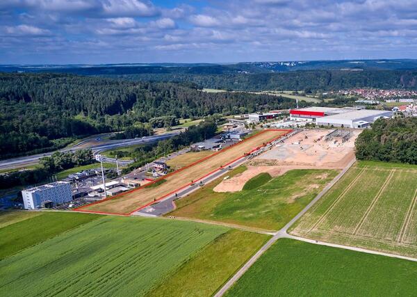 Das aktuelle Grundst�ck f�r das neuartiges Kompetenzzentrum f�r nachhaltige Mobilit�t (rote Umrandung) am Almosenberg. Foto: Stadt Wertheim/Peter Frischmuth