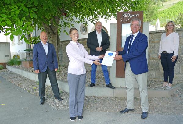 Das Hotel Rebgut ist in der Initiative "Taubertal - kulinarisch erleben" erneut gewrdigt worden. Die Urkunde bergab Geschftsfhrer Jochen Mssig vom Tourismusverband "Liebliches Taubertal".