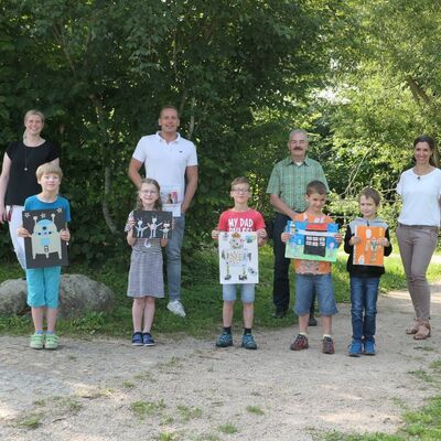 Die stolzen Preistrgerinnen und Preistrger des Europischen Wettbewerbs aus dem Bildungszentrum Niederstetten mit den betreuenden Lehrkrften Stephanie Adler (links) und Diana Zeller-Mutsch (rechts) sowie Rektor Benedikt Amann.