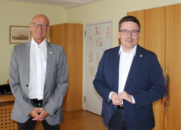 Der Landrat des Landkreises Schwbisch Hall, Gerhard Bauer (links), hat den neuen Landrat des Main-Tauber-Kreises, Christoph Schauder, zu einem Antrittsgesprch empfangen.