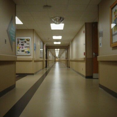Leerer Flur in einem Krankenhaus: Die neue Corona-Verordnung Krankenhäuser und Pflegeheime ermöglicht wieder Besuche ohne Personenbegrenzungen.